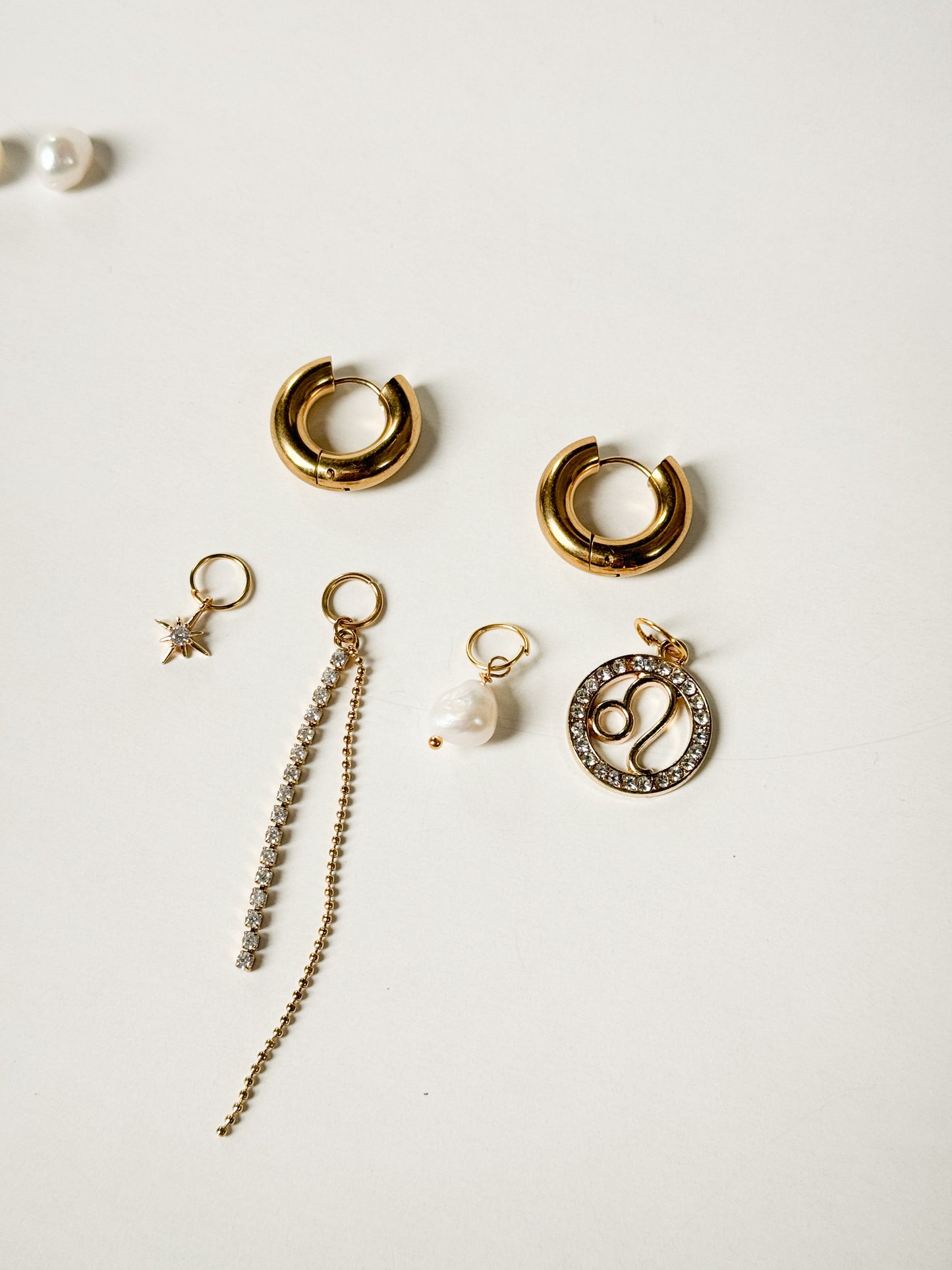 Zodiac earrings with a pearl